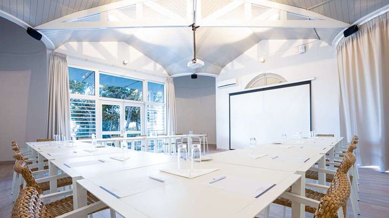 <b>DoubleTree by Hilton Noumea Ilot Maitre Meeting</b>. Images powered by <a href="https://iceportal.shijigroup.com/" title="IcePortal" target="_blank">IcePortal</a>.