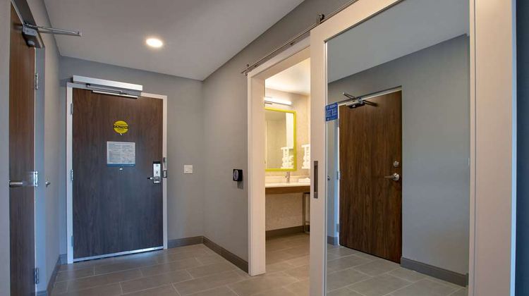 Hampton Inn & Suites Ottawa West Room