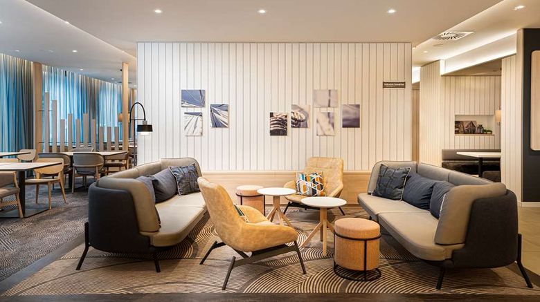<b>Hampton by Hilton Kiel Lobby</b>. Images powered by <a href="https://iceportal.shijigroup.com/" title="IcePortal" target="_blank">IcePortal</a>.