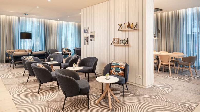 <b>Hampton by Hilton Kiel Lobby</b>. Images powered by <a href="https://iceportal.shijigroup.com/" title="IcePortal" target="_blank">IcePortal</a>.