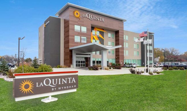 La Quinta Inn & Suites by Wyndham Exterior