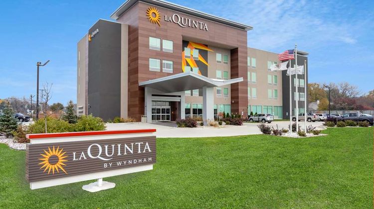 La Quinta Inn & Suites by Wyndham Exterior