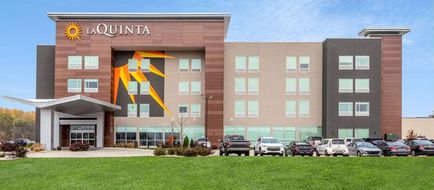 La Quinta Inn & Suites by Wyndham Exterior
