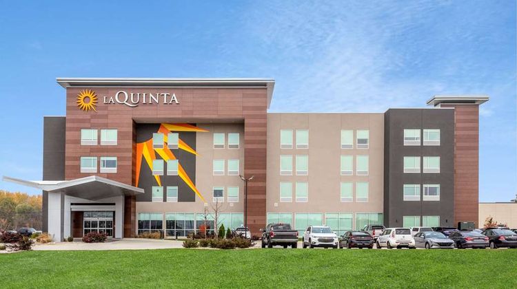 La Quinta Inn & Suites by Wyndham Exterior