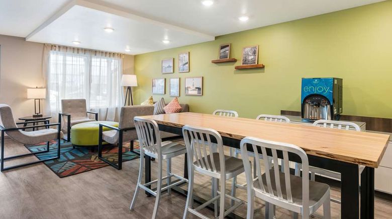<b>WoodSpring Suites Linden Lobby</b>. Images powered by <a href="https://iceportal.shijigroup.com/" title="IcePortal" target="_blank">IcePortal</a>.