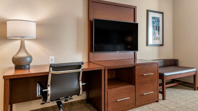 <b>Comfort Suites Camp Hill Harrisburg West Suite</b>. Images powered by <a href="https://iceportal.shijigroup.com/" title="IcePortal" target="_blank">IcePortal</a>.
