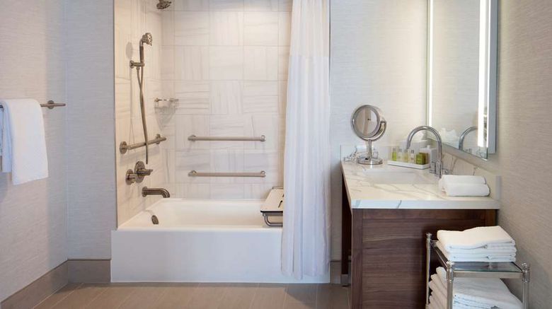 <b>Hilton Santa Monica Hotel & Suites Room</b>. Images powered by <a href="https://iceportal.shijigroup.com/" title="IcePortal" target="_blank">IcePortal</a>.