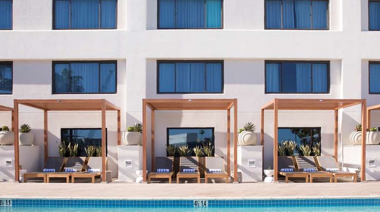 <b>Hilton Santa Monica Hotel & Suites Pool</b>. Images powered by <a href="https://iceportal.shijigroup.com/" title="IcePortal" target="_blank">IcePortal</a>.