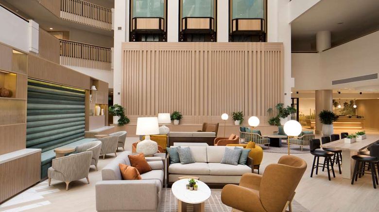 <b>Hilton Santa Monica Hotel & Suites Lobby</b>. Images powered by <a href="https://iceportal.shijigroup.com/" title="IcePortal" target="_blank">IcePortal</a>.