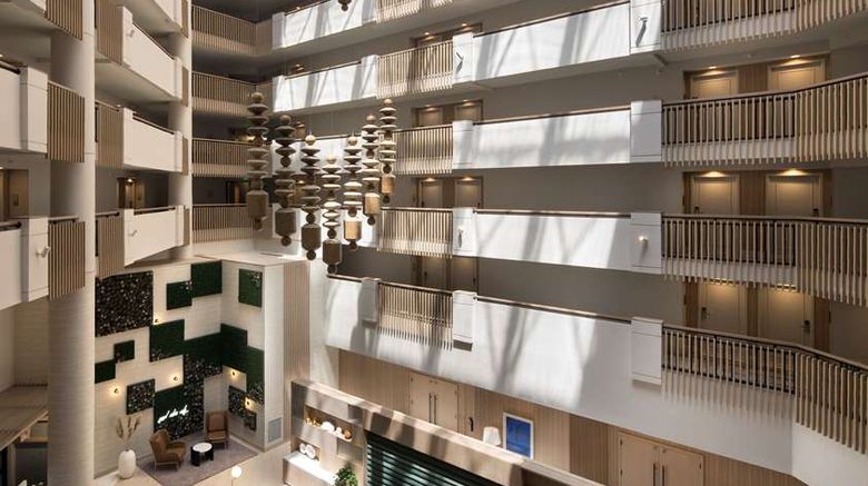 <b>Hilton Santa Monica Hotel & Suites Lobby</b>. Images powered by <a href="https://iceportal.shijigroup.com/" title="IcePortal" target="_blank">IcePortal</a>.