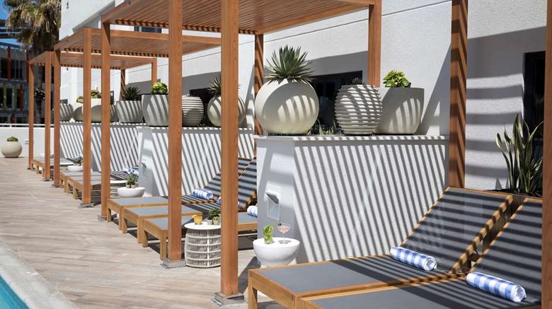 <b>Hilton Santa Monica Hotel & Suites Pool</b>. Images powered by <a href="https://iceportal.shijigroup.com/" title="IcePortal" target="_blank">IcePortal</a>.