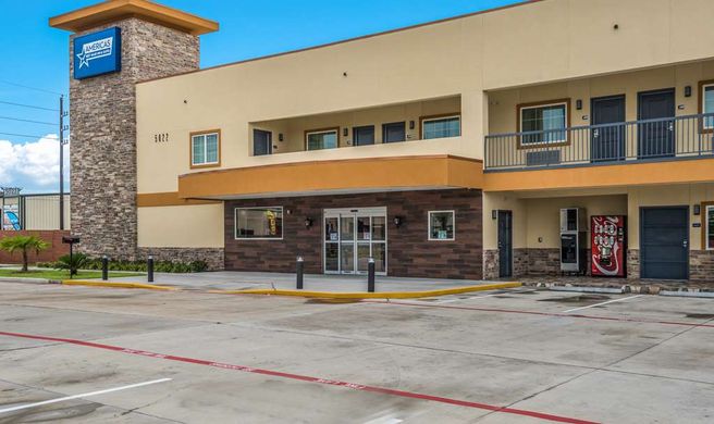 Americas Best Value Inn & Suites Hwy 6 Exterior