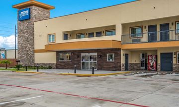 Americas Best Value Inn & Suites Hwy 6