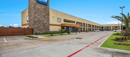 Americas Best Value Inn & Suites Hwy 6 Exterior