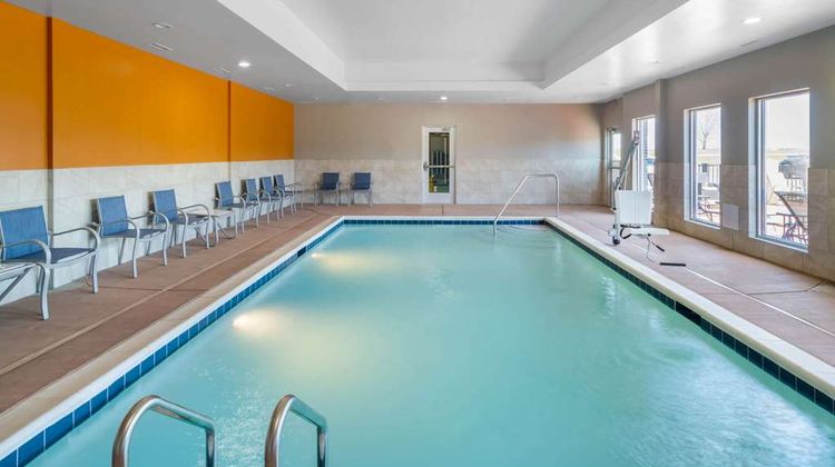 La Quinta Inn & Suites Louisville NE Pool