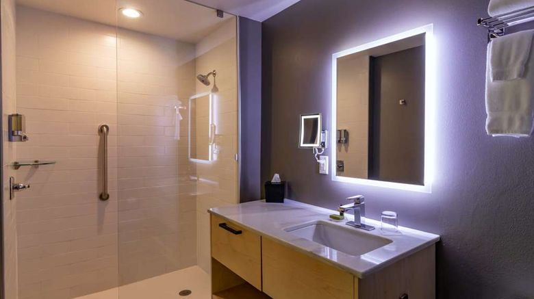 <b>The Waters-Tapestry Collection by Hilton Room</b>. Images powered by <a href="https://iceportal.shijigroup.com/" title="IcePortal" target="_blank">IcePortal</a>.