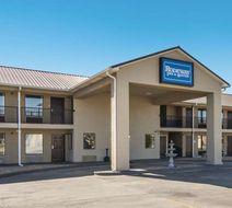 Rodeway Inn and Suites East Dublin Exterior