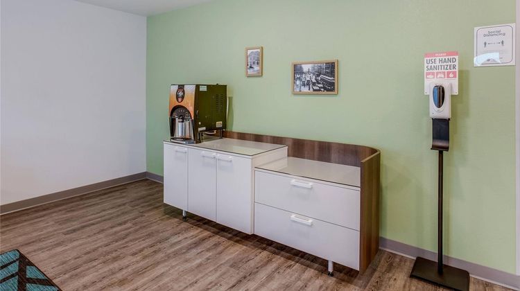 WoodSpring Suites Novi Farmington Lobby