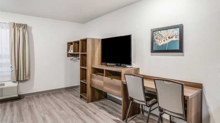 WoodSpring Suites Novi Farmington Room
