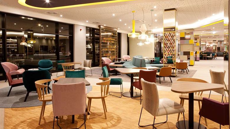 <b>Hampton by Hilton Munich Airport South Restaurant</b>. Images powered by <a href="https://iceportal.shijigroup.com/" title="IcePortal" target="_blank">IcePortal</a>.