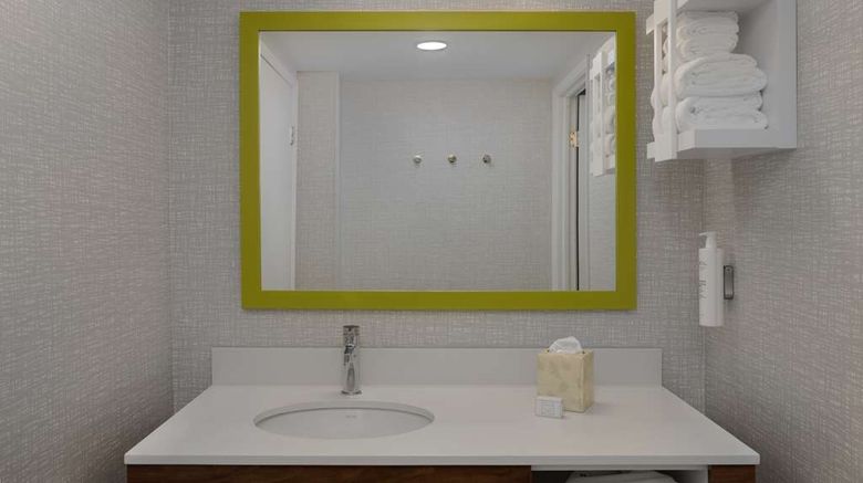 <b>Hampton Inn & Suites by Hilton Downtown Room</b>. Images powered by <a href="https://iceportal.shijigroup.com/" title="IcePortal" target="_blank">IcePortal</a>.