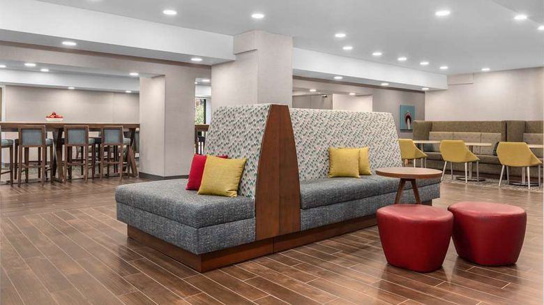 <b>Hampton Inn & Suites by Hilton Downtown Lobby</b>. Images powered by <a href="https://iceportal.shijigroup.com/" title="IcePortal" target="_blank">IcePortal</a>.