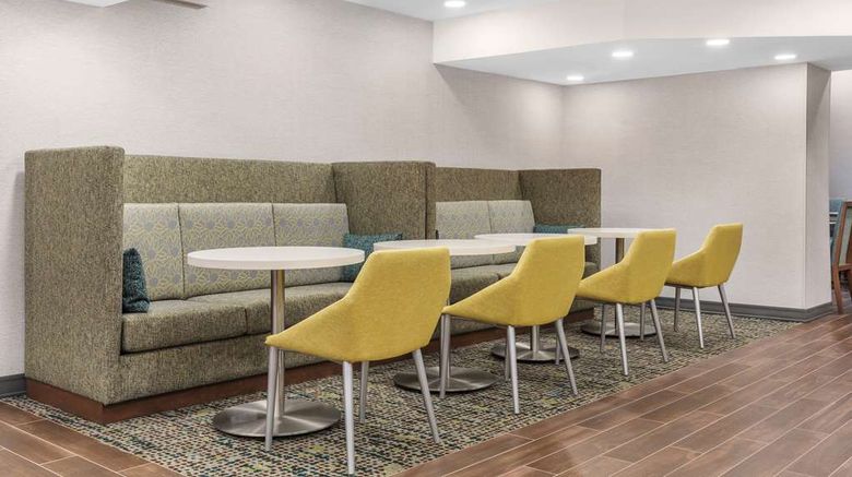 <b>Hampton Inn & Suites by Hilton Downtown Lobby</b>. Images powered by <a href="https://iceportal.shijigroup.com/" title="IcePortal" target="_blank">IcePortal</a>.