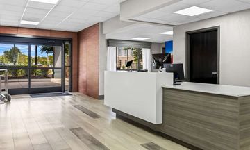 Clarion Pointe Hotel
