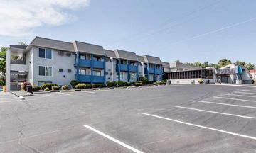 Days Inn & Suites by Wyndham Spokane
