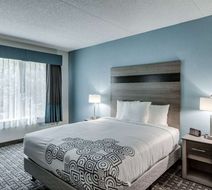 Days Inn & Suites by Wyndham Spokane Room