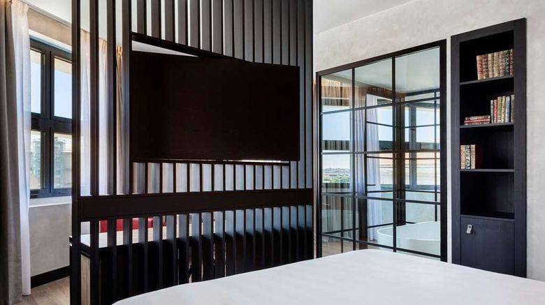 <b>Radisson Red Madrid Suite</b>. Images powered by <a href="https://iceportal.shijigroup.com/" title="IcePortal" target="_blank">IcePortal</a>.