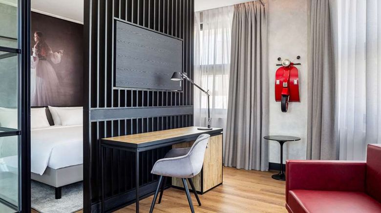 <b>Radisson Red Madrid Suite</b>. Images powered by <a href="https://iceportal.shijigroup.com/" title="IcePortal" target="_blank">IcePortal</a>.