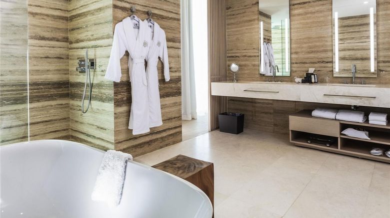 <b>SLS Cancun Room</b>. Images powered by <a href="https://iceportal.shijigroup.com/" title="IcePortal" target="_blank">IcePortal</a>.