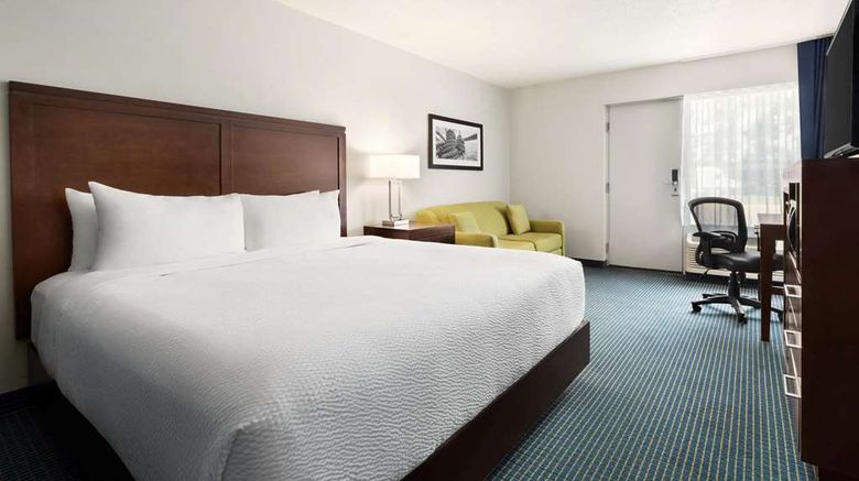 <b>Days Inn by Wyndham Sarnia Harbourfront Room</b>. Images powered by <a href="https://iceportal.shijigroup.com/" title="IcePortal" target="_blank">IcePortal</a>.