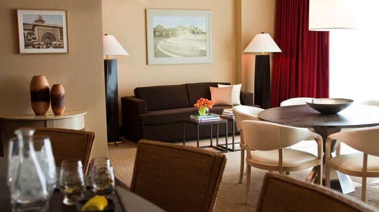 <b>The Royal Sonesta Chicago River North Room</b>. Images powered by <a href="https://iceportal.shijigroup.com/" title="IcePortal" target="_blank">IcePortal</a>.