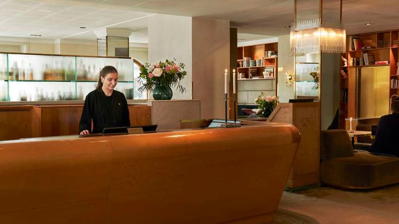 <b>Hotel Diplomat Lobby</b>. Images powered by <a href="https://iceportal.shijigroup.com/" title="IcePortal" target="_blank">IcePortal</a>.