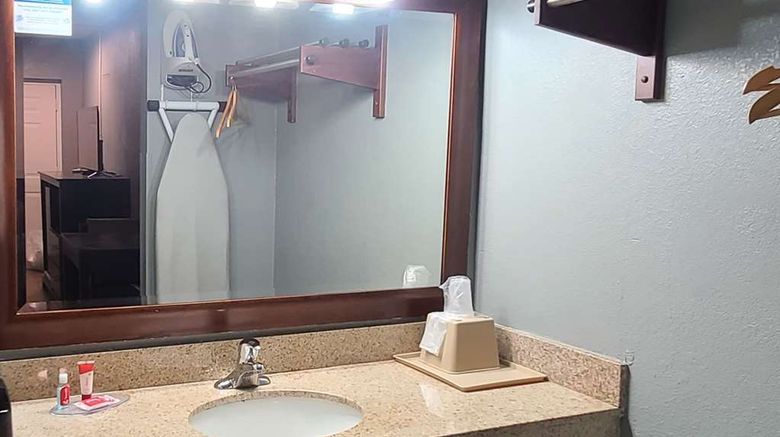 <b>Econo Lodge Room</b>. Images powered by <a href="https://iceportal.shijigroup.com/" title="IcePortal" target="_blank">IcePortal</a>.