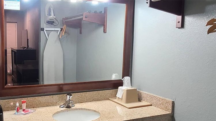 Econo Lodge Room
