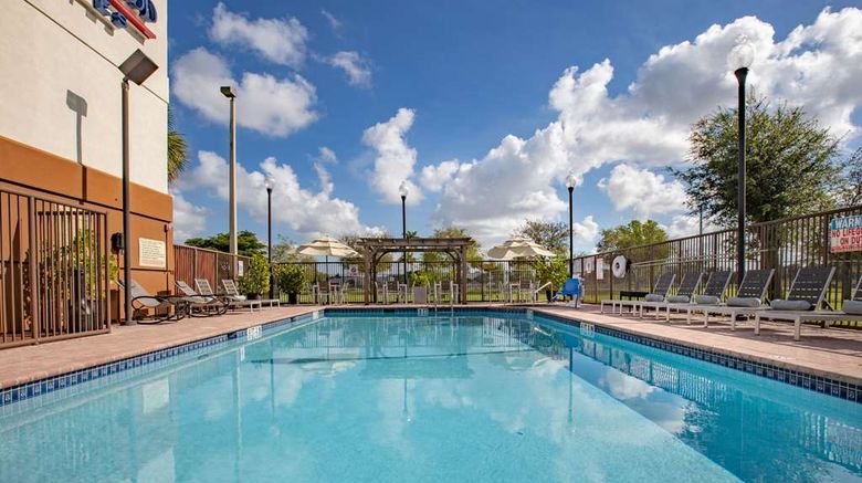 <b>Sonesta Simply Suites Miami Airport Doral Pool</b>. Images powered by <a href="https://iceportal.shijigroup.com/" title="IcePortal" target="_blank">IcePortal</a>.
