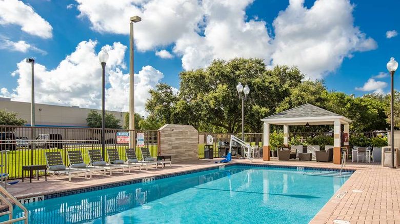 <b>Sonesta Simply Suites Miami Airport Doral Pool</b>. Images powered by <a href="https://iceportal.shijigroup.com/" title="IcePortal" target="_blank">IcePortal</a>.