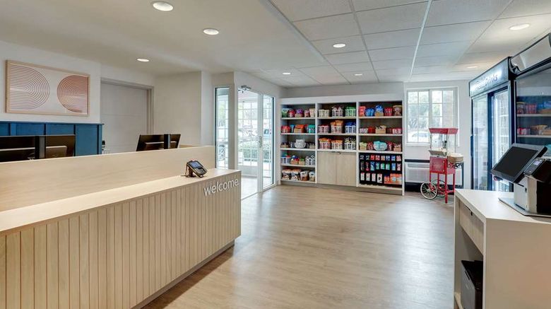 <b>Sonesta Simply Suites Miami Airport Doral Lobby</b>. Images powered by <a href="https://iceportal.shijigroup.com/" title="IcePortal" target="_blank">IcePortal</a>.