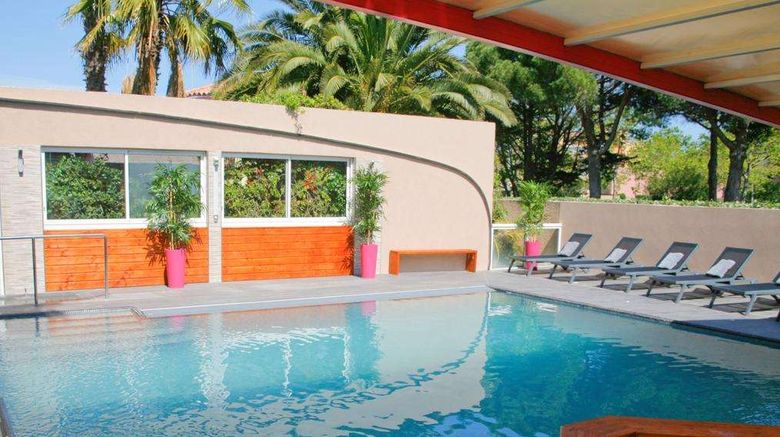 <b>Gil de France Hotel Pool</b>. Images powered by <a href="https://iceportal.shijigroup.com/" title="IcePortal" target="_blank">IcePortal</a>.