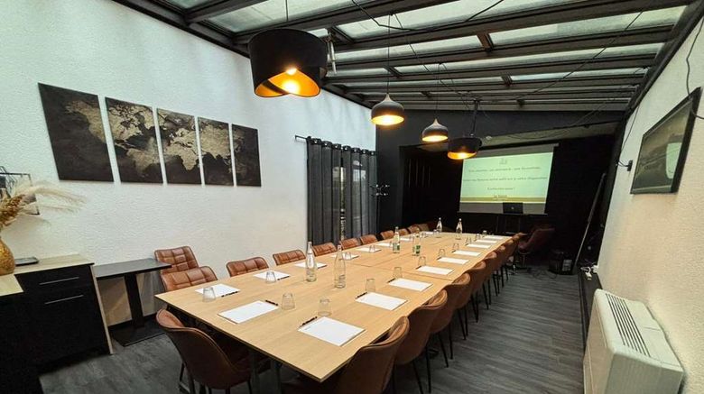 <b>Hotel Le Valois Meeting</b>. Images powered by <a href="https://iceportal.shijigroup.com/" title="IcePortal" target="_blank">IcePortal</a>.
