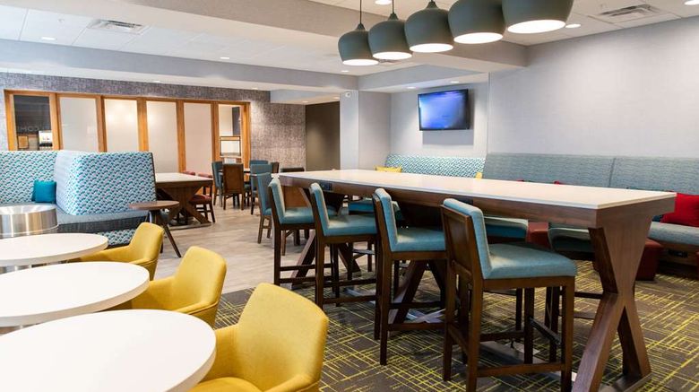 <b>Hampton Inn Paris Lobby</b>. Images powered by <a href="https://iceportal.shijigroup.com/" title="IcePortal" target="_blank">IcePortal</a>.