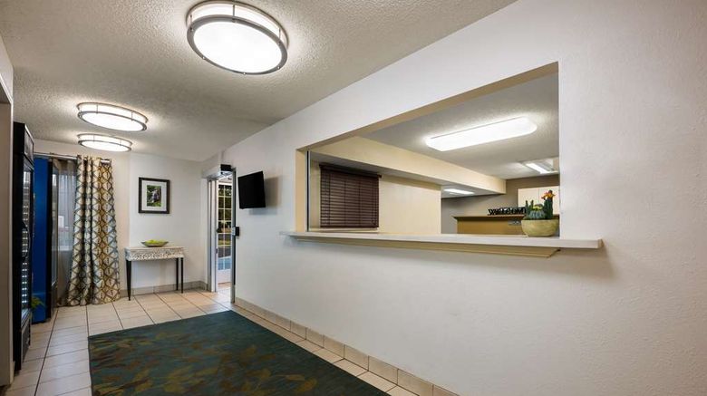 <b>Sonesta Simply Suites Chicago Waukegan Lobby</b>. Images powered by <a href="https://iceportal.shijigroup.com/" title="IcePortal" target="_blank">IcePortal</a>.