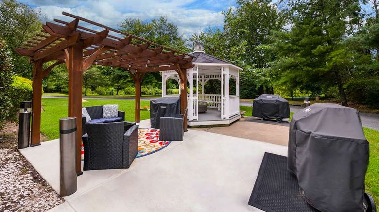 <b>Sonesta Simply Suites Hampton Exterior</b>. Images powered by <a href="https://iceportal.shijigroup.com/" title="IcePortal" target="_blank">IcePortal</a>.