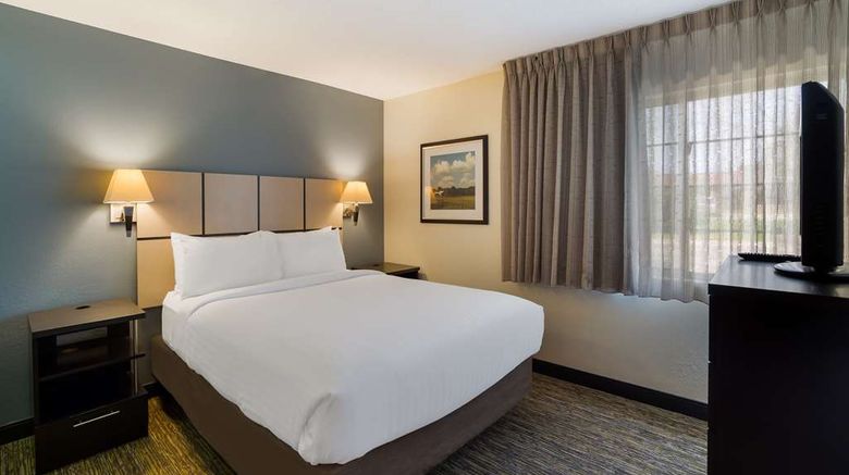 <b>Sonesta Simply Suites Des Moines Suite</b>. Images powered by <a href="https://iceportal.shijigroup.com/" title="IcePortal" target="_blank">IcePortal</a>.