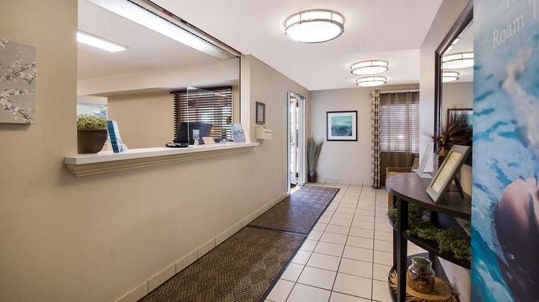 <b>Sonesta Simply Suites St Louis Earth City Lobby</b>. Images powered by <a href="https://iceportal.shijigroup.com/" title="IcePortal" target="_blank">IcePortal</a>.