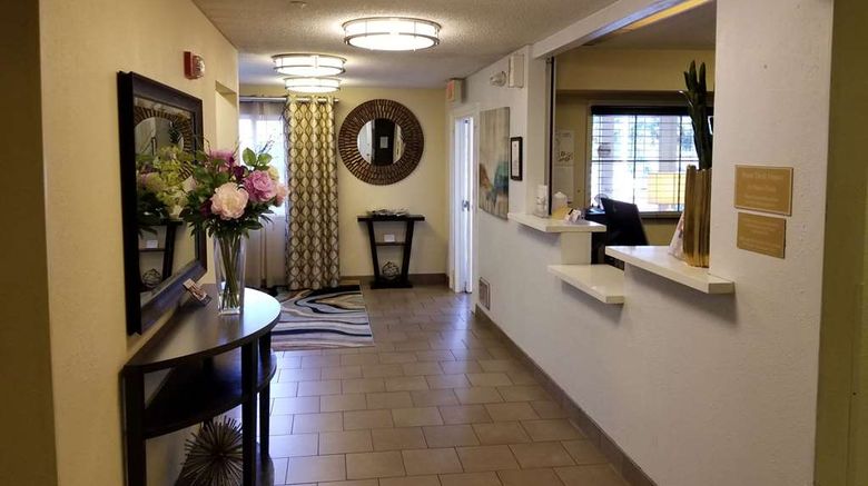 <b>Sonesta Simply Suites Dallas Galleria Lobby</b>. Images powered by <a href="https://iceportal.shijigroup.com/" title="IcePortal" target="_blank">IcePortal</a>.