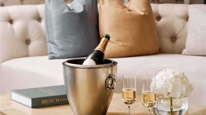 <b>Fairmont Windsor Park Suite</b>. Images powered by <a href="https://iceportal.shijigroup.com/" title="IcePortal" target="_blank">IcePortal</a>.